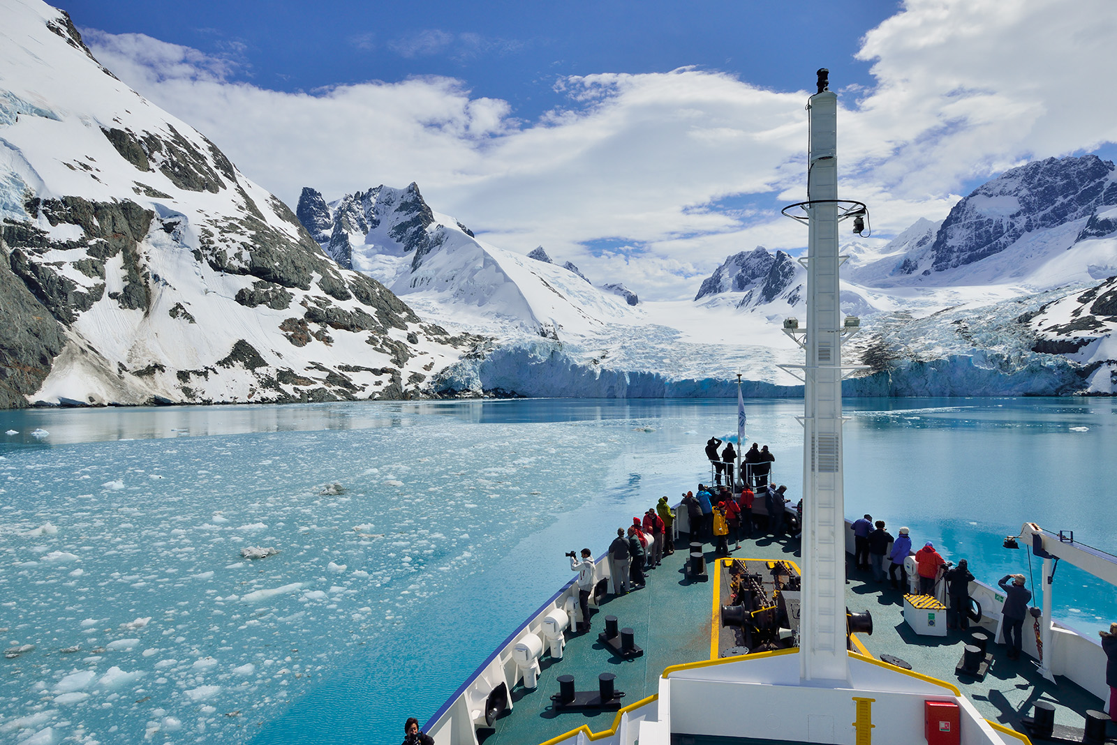 View from the bow of the Plancius ship as it approaches the Risting Glacier at the head of Dryglaski Fjord