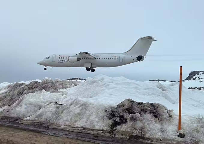 Antarctic Airways airplane landing at King Georgia Island