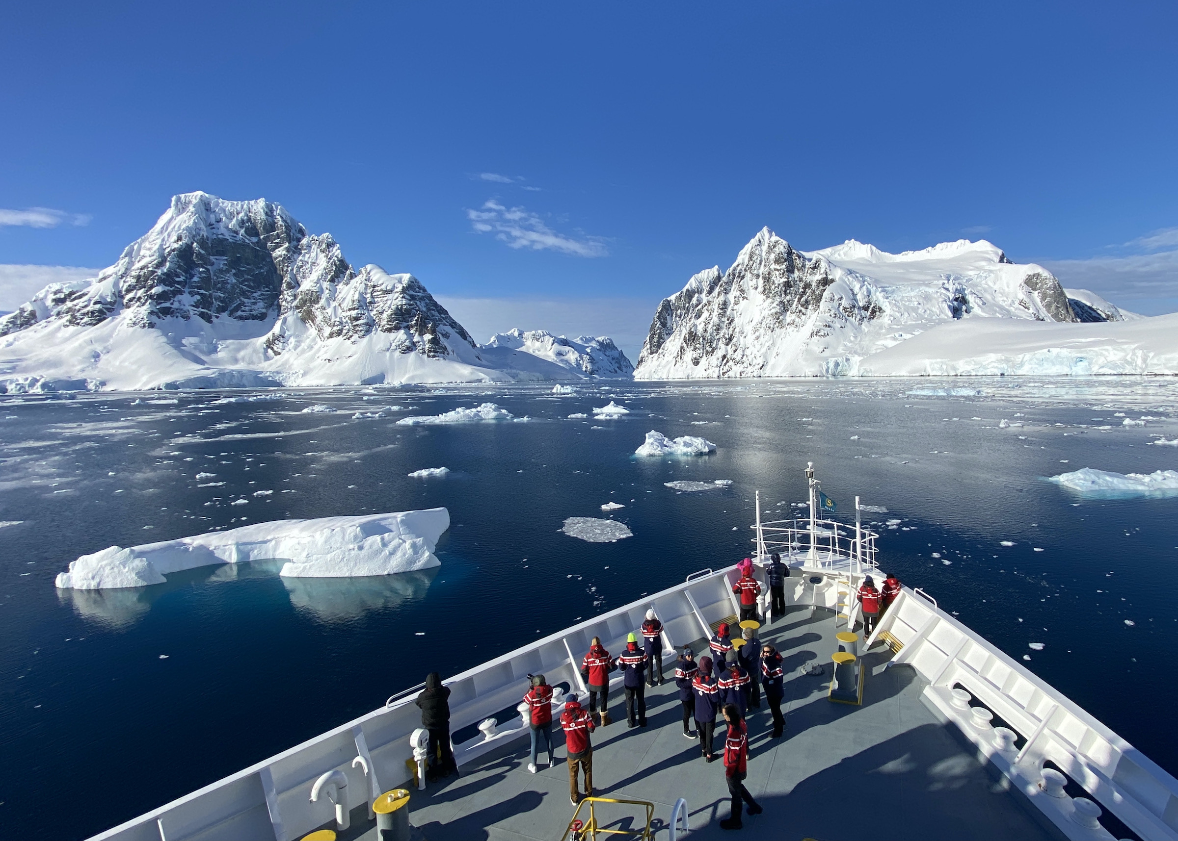 Cruising with icebergs through the Lemaire Channel