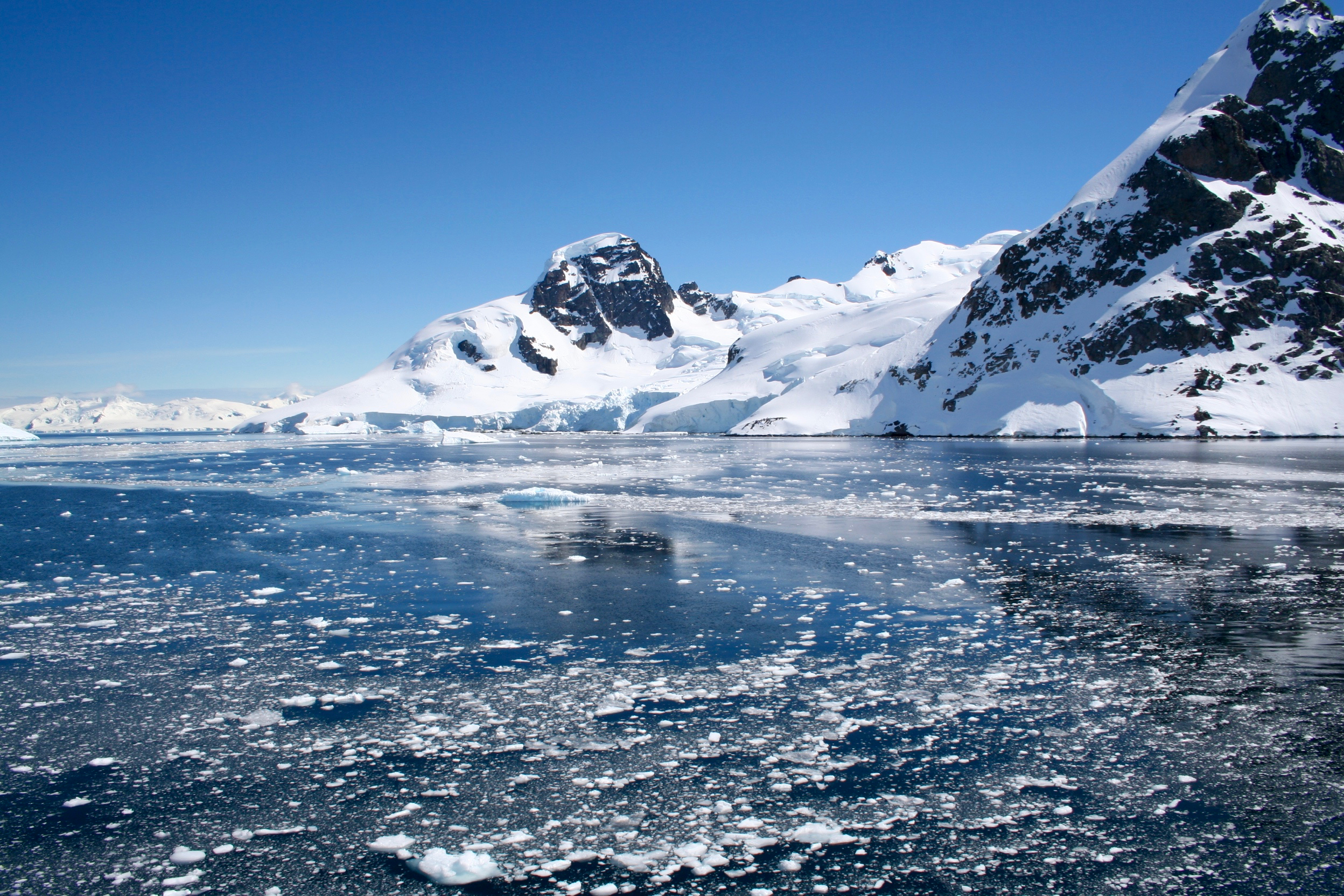 ANTARCTICA ICE MOUNTAINS